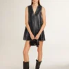 Vestido de mujer de piel napa negra con tachuelas