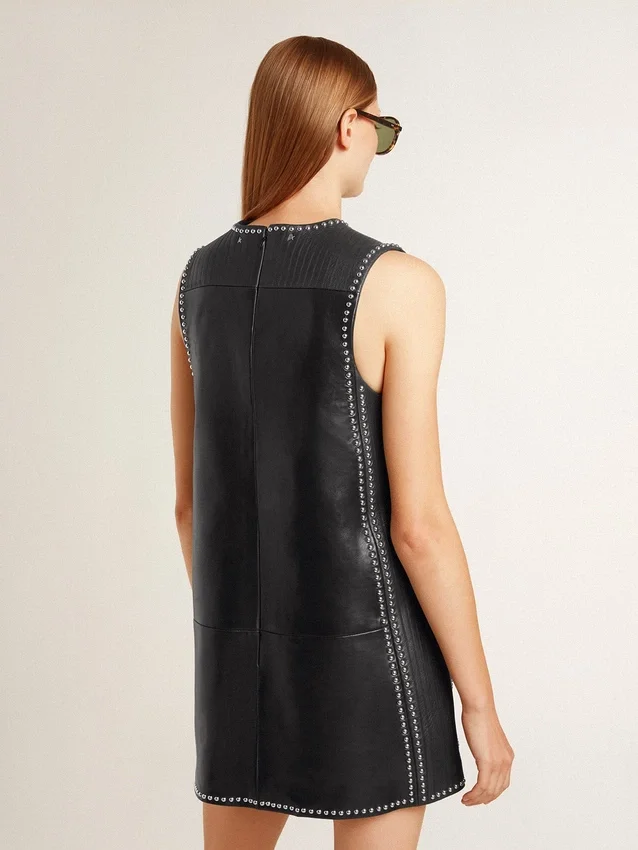 Vestido de mujer de piel napa negra con tachuelas