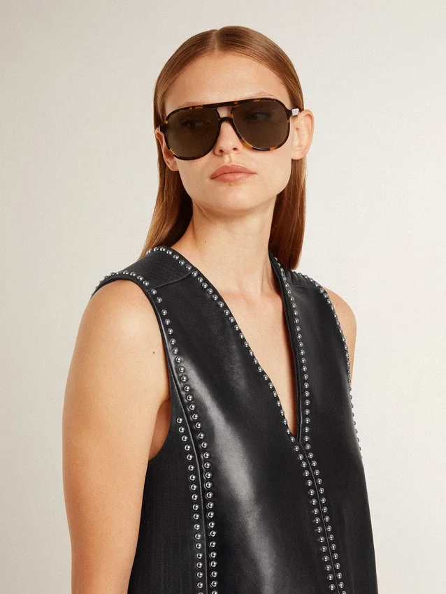 Vestido de mujer de piel napa negra con tachuelas