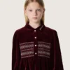 Vestido de niñas en color burdeos con efecto terciopelo y bordado en la parte delantera