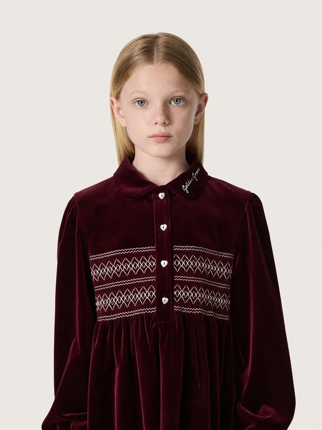 Vestido de niñas en color burdeos con efecto terciopelo y bordado en la parte delantera