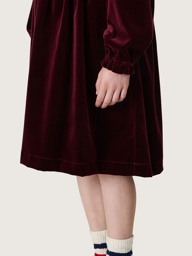 Vestido de niñas en color burdeos con efecto terciopelo y bordado en la parte delantera
