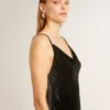 Vestido liso de mujer en negro con efecto terciopelo