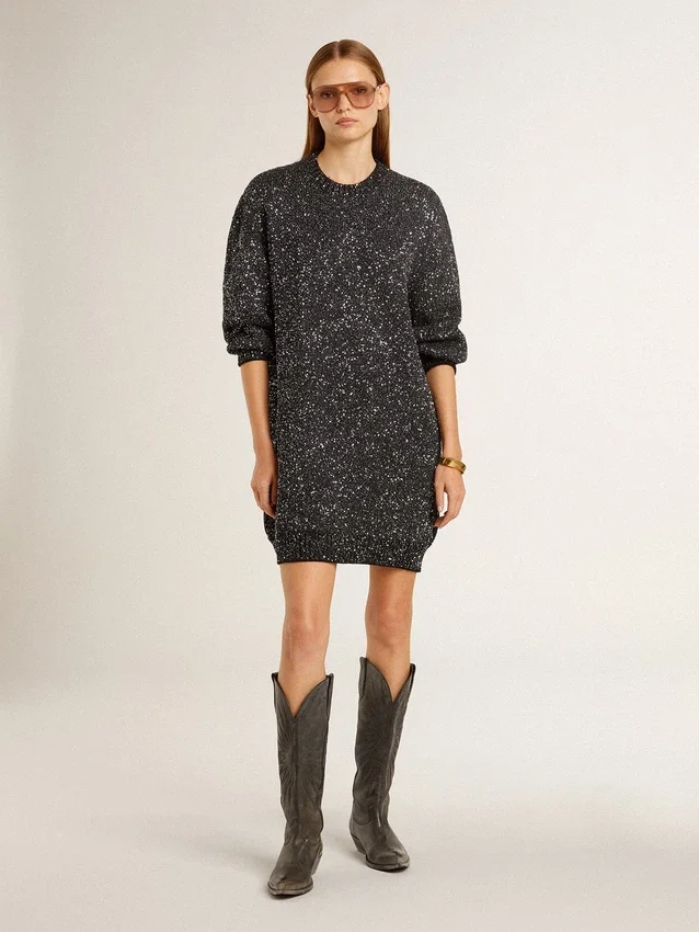 Vestido negro de mujer con cuello redondo y lentejuelas plateadas por toda la prenda