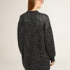 Vestido negro de mujer con cuello redondo y lentejuelas plateadas por toda la prenda