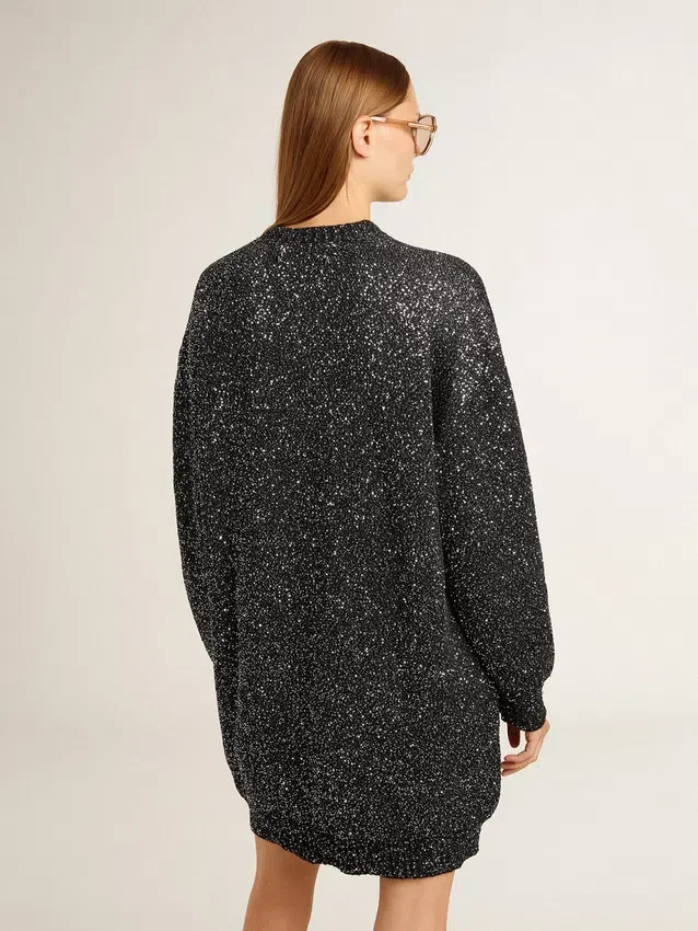 Vestido negro de mujer con cuello redondo y lentejuelas plateadas por toda la prenda