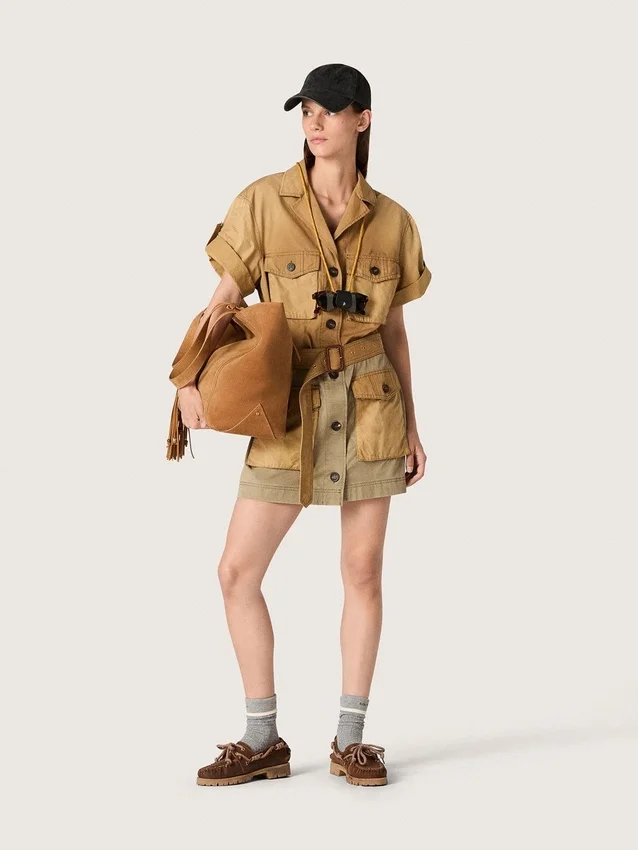 Vestido safari de mujer en algodón beige y verde militar con bolsillos maxi