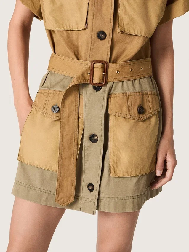 Vestido safari de mujer en algodón beige y verde militar con bolsillos maxi