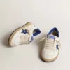 Young Ball Star con estrella de piel metalizada azul y lengüeta en el talón