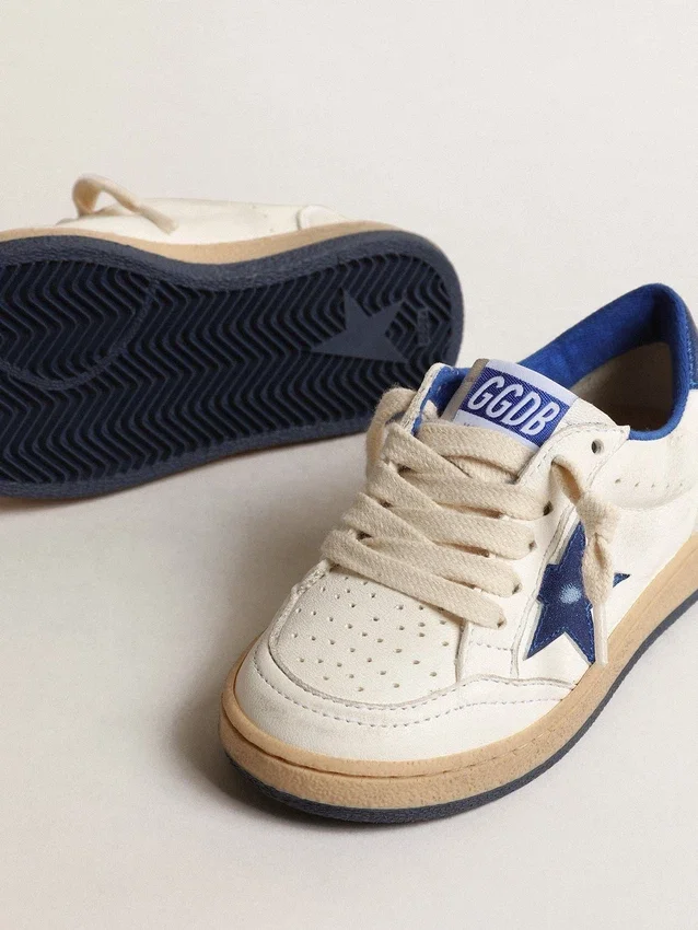 Young Ball Star con estrella de piel metalizada azul y lengüeta en el talón