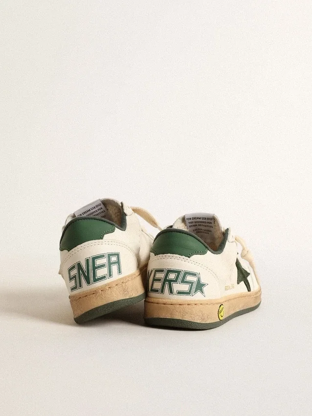 Young Ball Star en piel blanca con estrella de ante verde