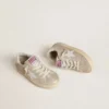 Young Super-Star en ante con efecto laminado color arena y estrella de cuero blanco