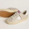 Young Super-Star en ante con efecto laminado color arena y estrella de cuero blanco