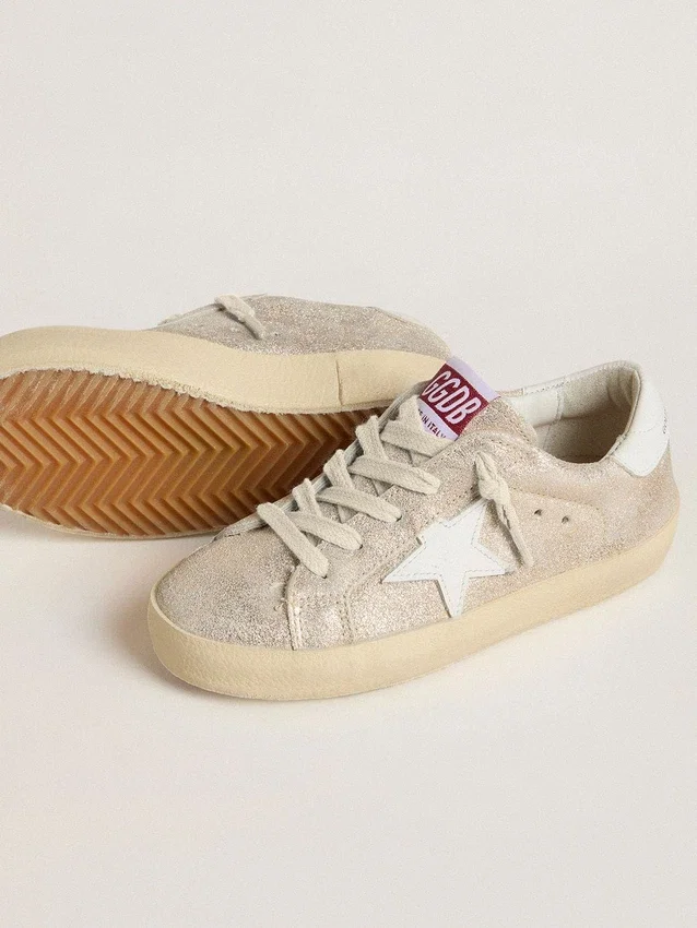 Young Super-Star en ante con efecto laminado color arena y estrella de cuero blanco