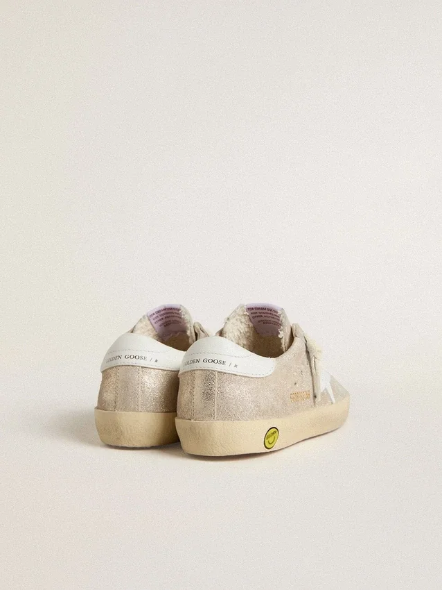 Young Super-Star en ante con efecto laminado color arena y estrella de cuero blanco