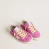 Young Super-Star en ante rosa con estrella y lengüeta del talón en amarillo claro