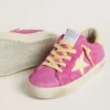 Young Super-Star en ante rosa con estrella y lengüeta del talón en amarillo claro
