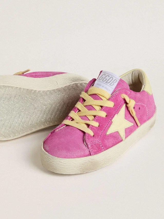 Young Super-Star en ante rosa con estrella y lengüeta del talón en amarillo claro