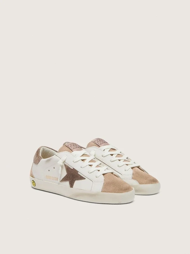 Young Super-Star en piel blanca con estrella de ante gris oscuro e inserciones de ante beige