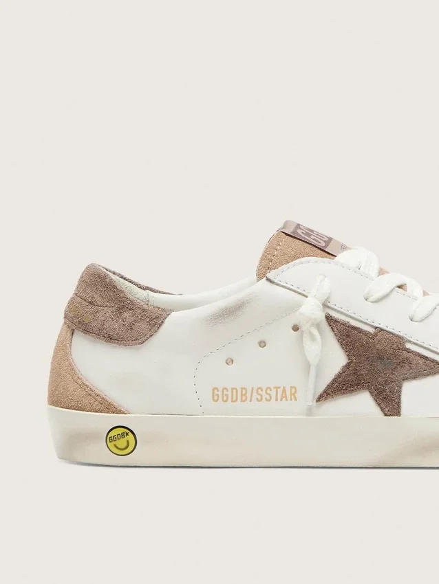 Young Super-Star en piel blanca con estrella de ante gris oscuro e inserciones de ante beige