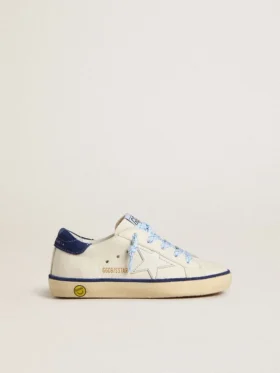 Young Super-Star en piel blanca con lengüeta de ante azul en el talón