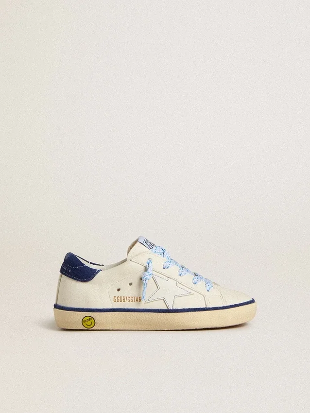 Young Super-Star en piel blanca con lengüeta de ante azul en el talón