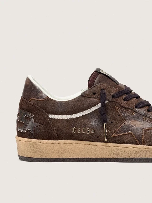 Zapatillas Ball Star para hombre en ante marrón con estrella y lengüeta en el talón de piel marrón