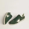 Zapatillas Ball Star para hombre en ante verde con estrella de cuero blanco y lengüeta en el talón