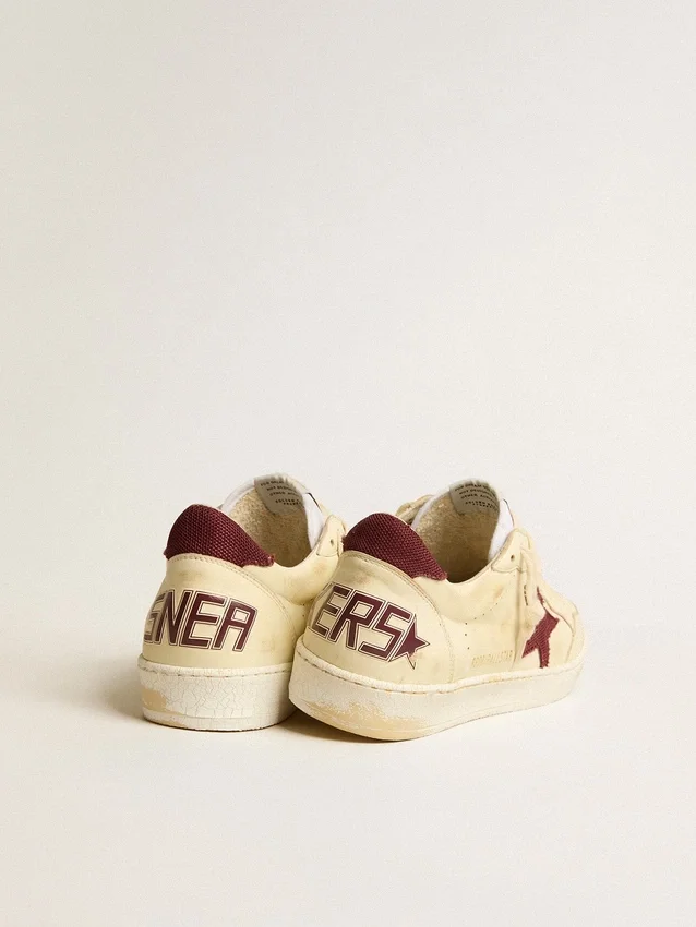 Zapatillas Ball Star para hombre en napa beige con estrella de malla burdeos y lengüeta en el talón