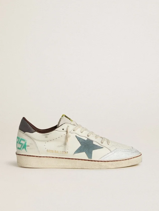 Zapatillas Ball Star para hombre en piel blanca con estrella de ante azul claro y lengüeta del talón de nubuck marrón