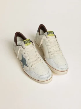 Zapatillas Ball Star para hombre en piel blanca con estrella de ante azul claro y lengüeta del talón de nubuck marrón