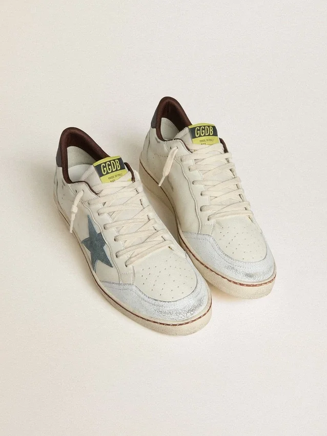 Zapatillas Ball Star para hombre en piel blanca con estrella de ante azul claro y lengüeta del talón de nubuck marrón