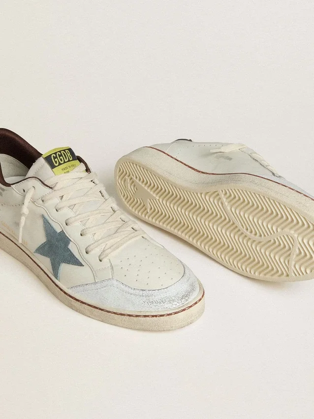 Zapatillas Ball Star para hombre en piel blanca con estrella de ante azul claro y lengüeta del talón de nubuck marrón