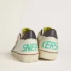 Zapatillas Ball Star para hombre en piel blanca con estrella de ante azul claro y lengüeta del talón de nubuck marrón