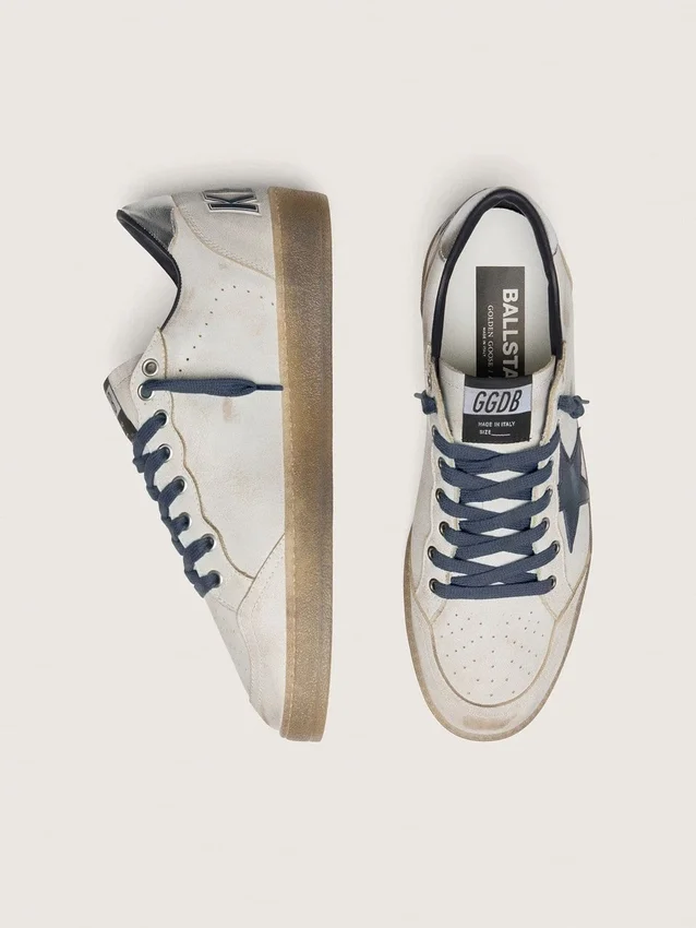 Zapatillas Ball Star para hombre en piel blanca con estrella de piel azul oscuro y lengüeta del talón de piel laminada plateada