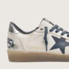 Zapatillas Ball Star para hombre en piel blanca con estrella de piel azul oscuro y lengüeta del talón de piel laminada plateada
