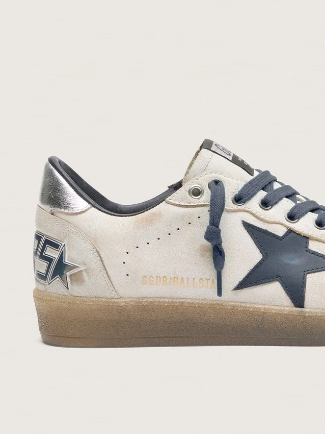 Zapatillas Ball Star para hombre en piel blanca con estrella de piel azul oscuro y lengüeta del talón de piel laminada plateada