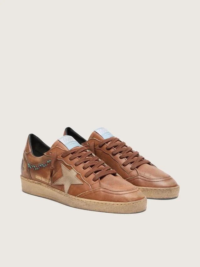 Zapatillas Ball Star para hombre en piel marrón con estrella de ante beige y abalorios