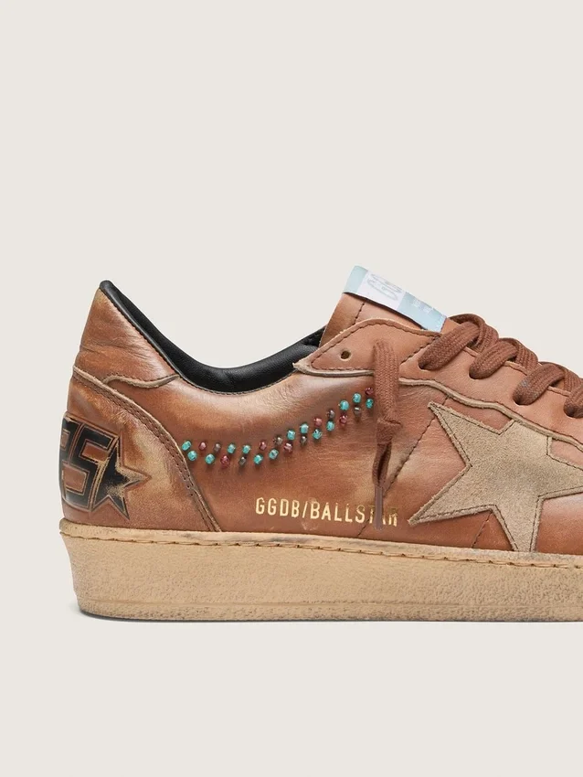 Zapatillas Ball Star para hombre en piel marrón con estrella de ante beige y abalorios