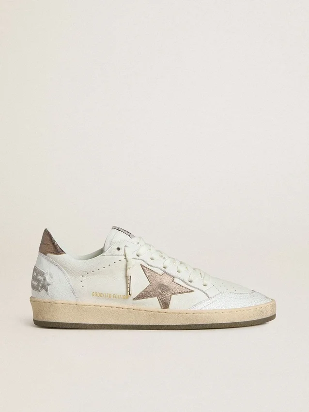 Zapatillas Ball Star para hombre en piel napa blanca con estrella y lengüeta del talón de piel laminada en color bronce