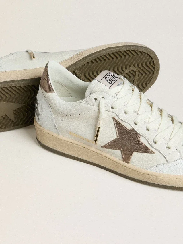 Zapatillas Ball Star para hombre en piel napa blanca con estrella y lengüeta del talón de piel laminada en color bronce