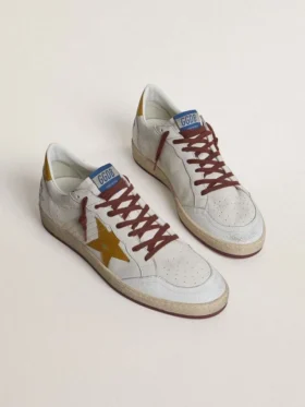 Zapatillas Ball Star para hombre en piel napa blanca con estrella y lengüeta en el talón de piel con estampado animal amarillo