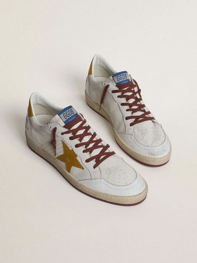 Zapatillas Ball Star para hombre en piel napa blanca con estrella y lengüeta en el talón de piel con estampado animal amarillo