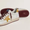 Zapatillas Ball Star para hombre en piel napa blanca con estrella y lengüeta en el talón de piel con estampado animal amarillo