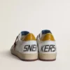 Zapatillas Ball Star para hombre en piel napa blanca con estrella y lengüeta en el talón de piel con estampado animal amarillo