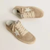 Zapatillas Ball Star para mujer en ante beige con estrella de piel blanca