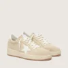 Zapatillas Ball Star para mujer en ante beige con estrella y lengüeta del talón de piel blanca