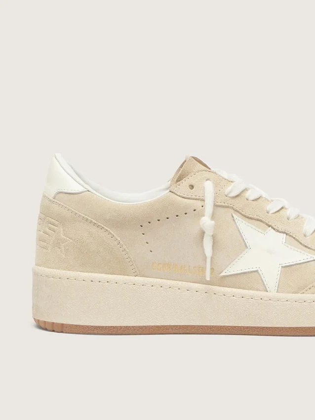 Zapatillas Ball Star para mujer en ante beige con estrella y lengüeta del talón de piel blanca