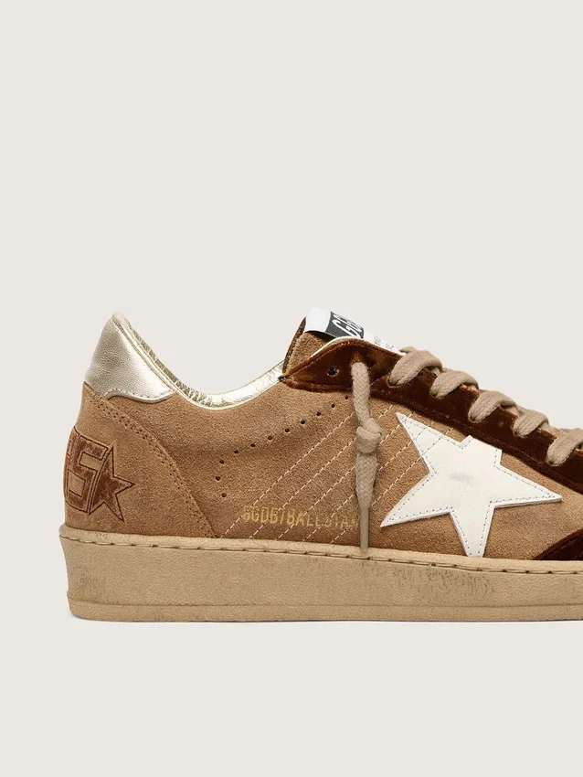 Zapatillas Ball Star para mujer en ante color tabaco con estrella de piel blanca e inserciones de terciopelo color coñac
