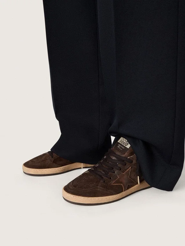 Zapatillas Ball Star para mujer en ante marrón con estrella y lengüeta en el talón de piel marrón